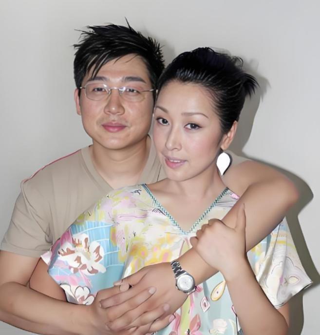 1989年深夜，17岁的孙悦从部队探亲回家，又撞见父母激烈争吵。她收拾好行李，扑