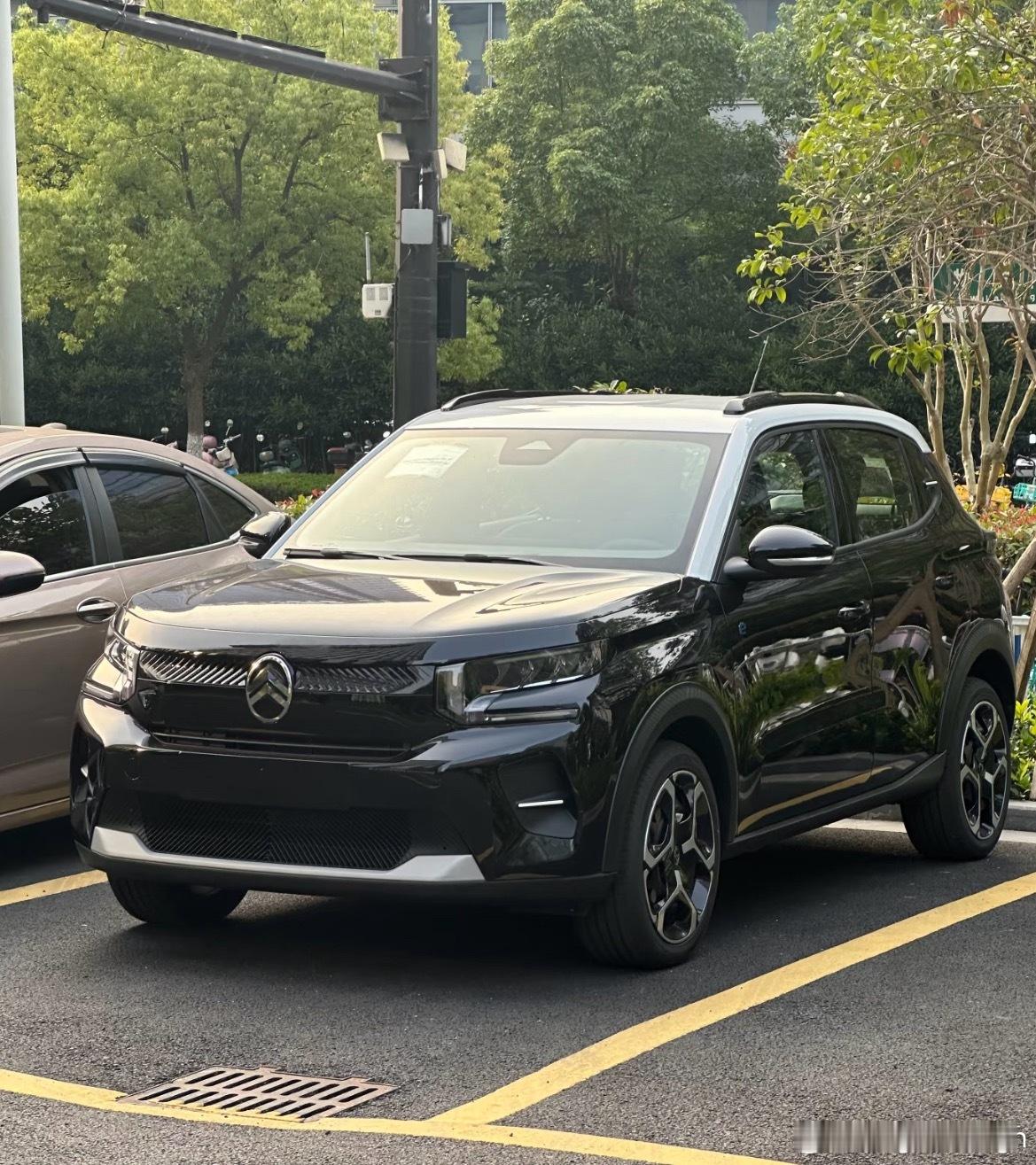 对上了！都对上了！内部网友发来了此前在零跑园区内发现的雪铁龙C3 Aircros