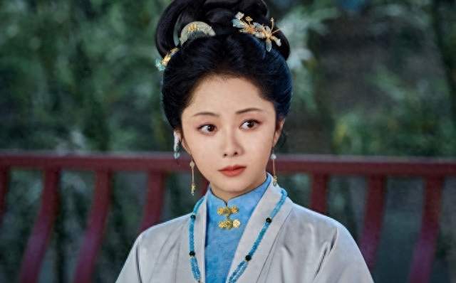 谭松韵手里还攥着一张牌，比《兰香如故》更硬，搭档刚火起来