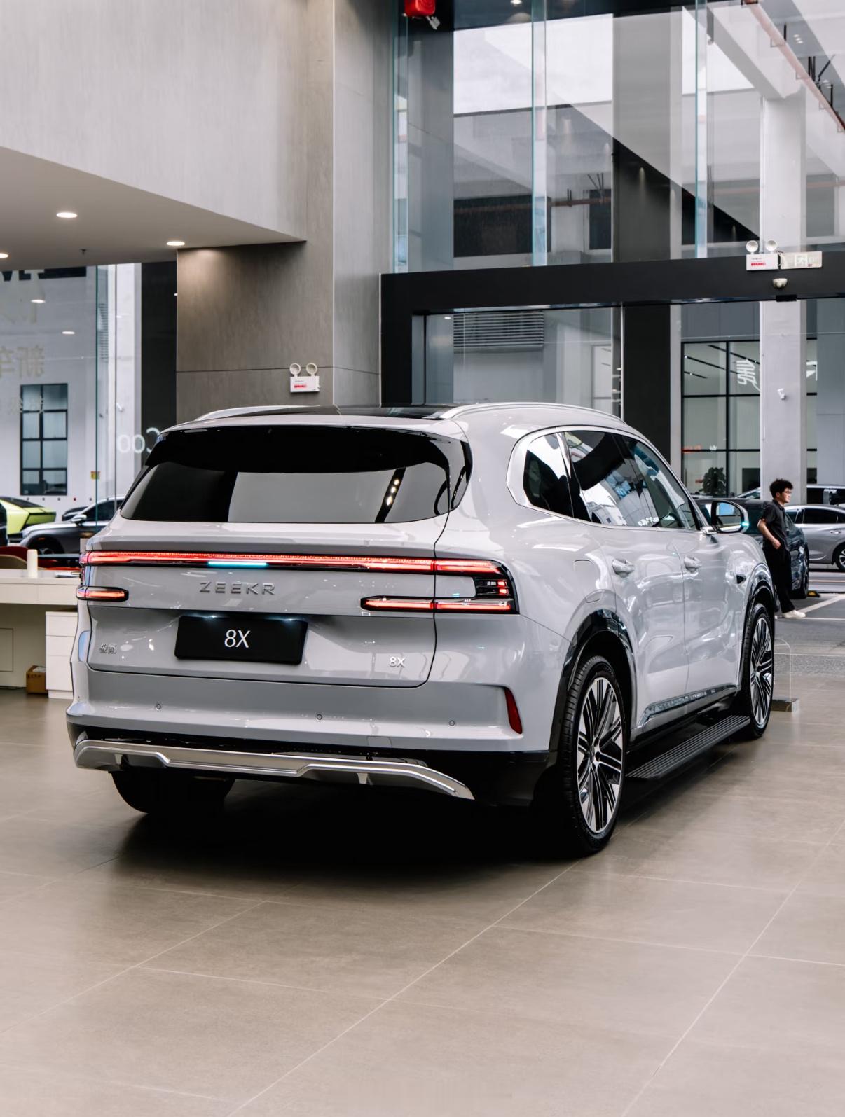 展厅里的极氪8X👽灰色涂装配米色内饰真的挺显好的有没有？ 