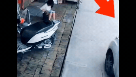 父亲再晚出来两分钟，女儿就被抓走了。现在的人贩子这么猖狂，这么明目张胆。
其实吧