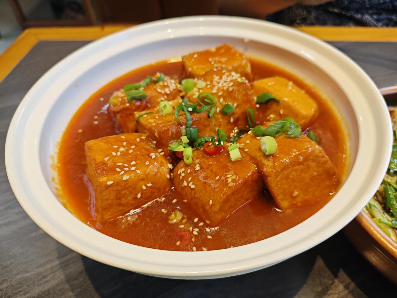 大块黄豆腐

离开大同古城，准备去大同火山群，老婆便订了云州区的一家民宿，面积 