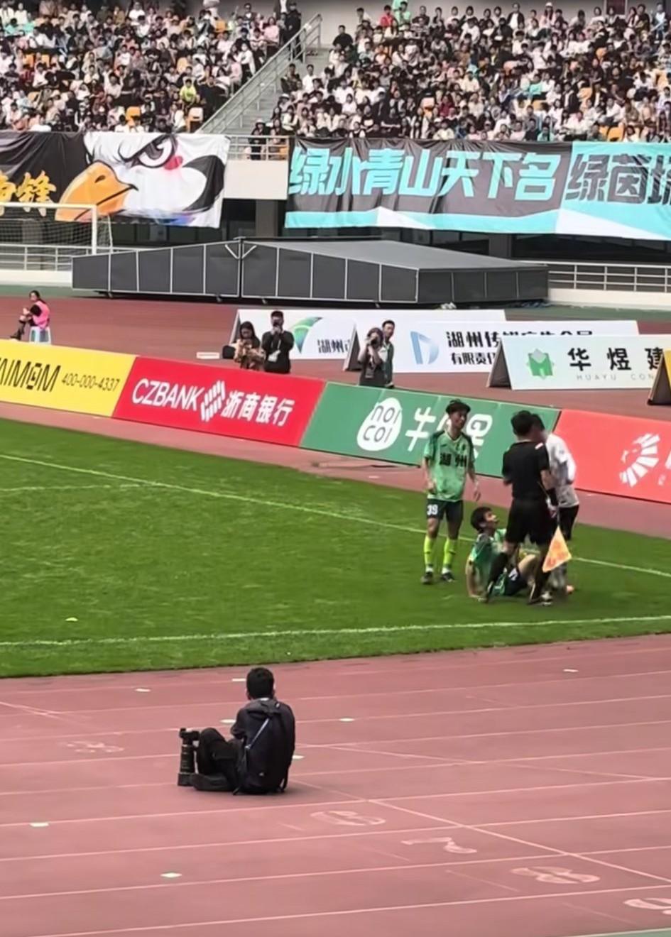 浙超“吴越杯”湖州vs杭州这场比赛上的一个小插曲！
疑是杭州球员带球到边角，两个