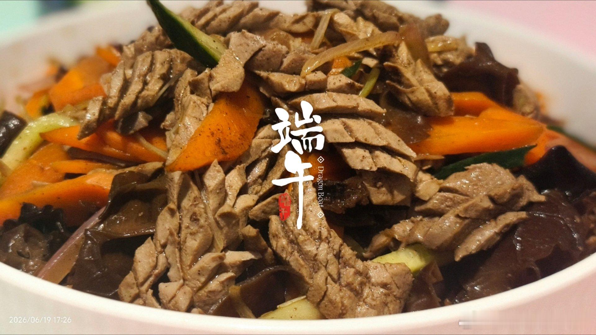 端午节 弟弟和他賽艇搭子泡健身房，晚餐自己解決。端午我和大少爺把酒話桑麻🍻。今