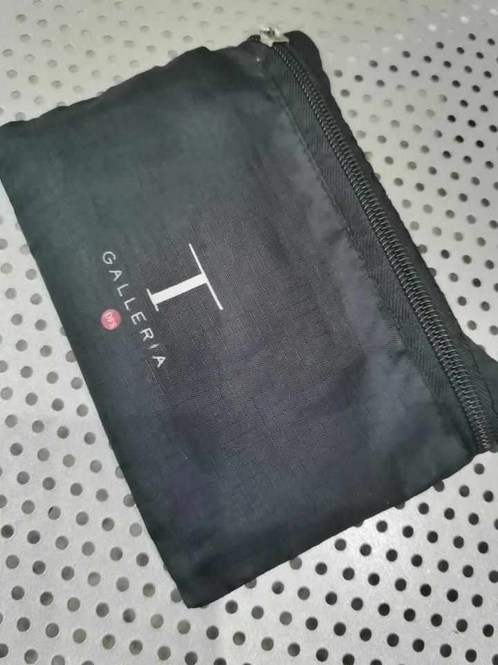 看见警察下车，手里正拿着我的黑色小布袋。

那一瞬间，失而复得的心情，激动得不知