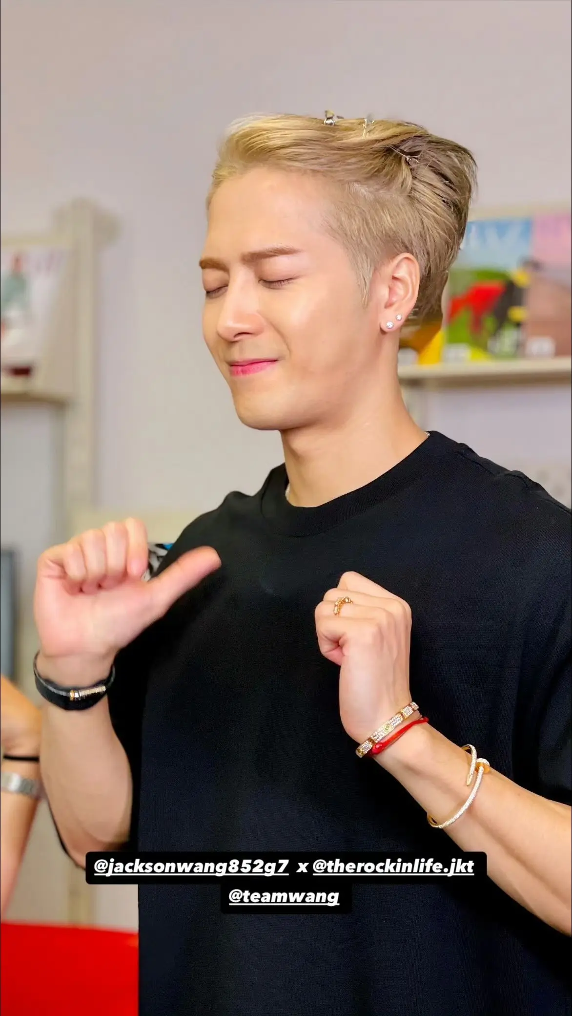 在雅加达玩得开心🫳今天要录两个电台🥺。