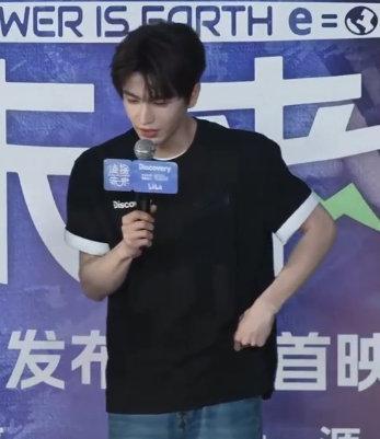 张凌赫素颜出席纪录片首映礼张凌赫首映礼即视感张凌赫素颜出席纪录片《凌探未来》首映