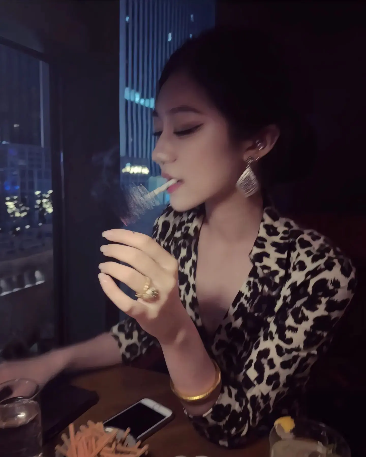“谈恋爱真的会把一个活泼开朗的人熬成一个敏感多疑的神经病吗”