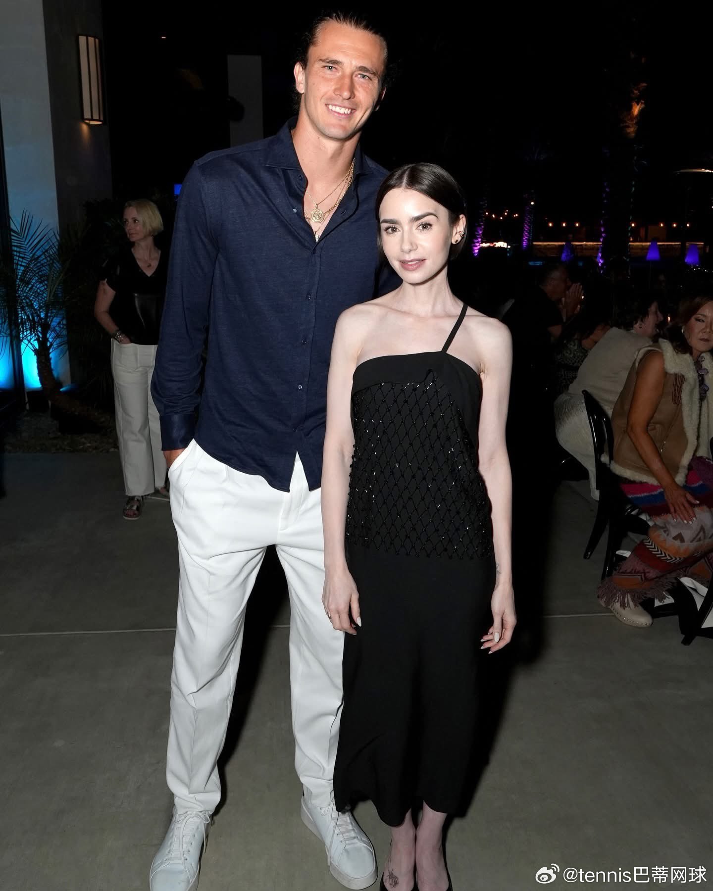 1.98米自带明星气场兹维列夫和莉莉.柯林斯在慈善赛上相遇并合影，身高优势尽显（