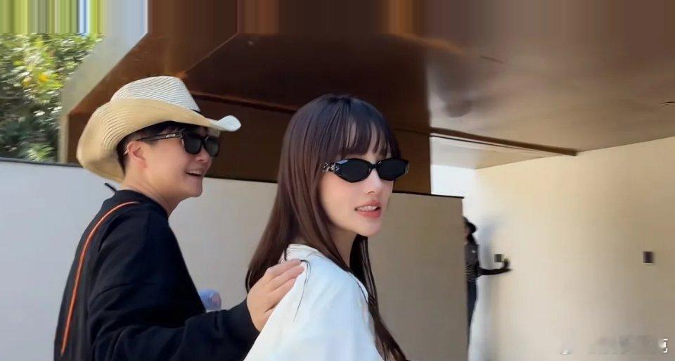 看了甜馨分享的动态，李小璐与黑衣人亲密互动，我还以为这是在替妈妈李小璐官宣恋情，