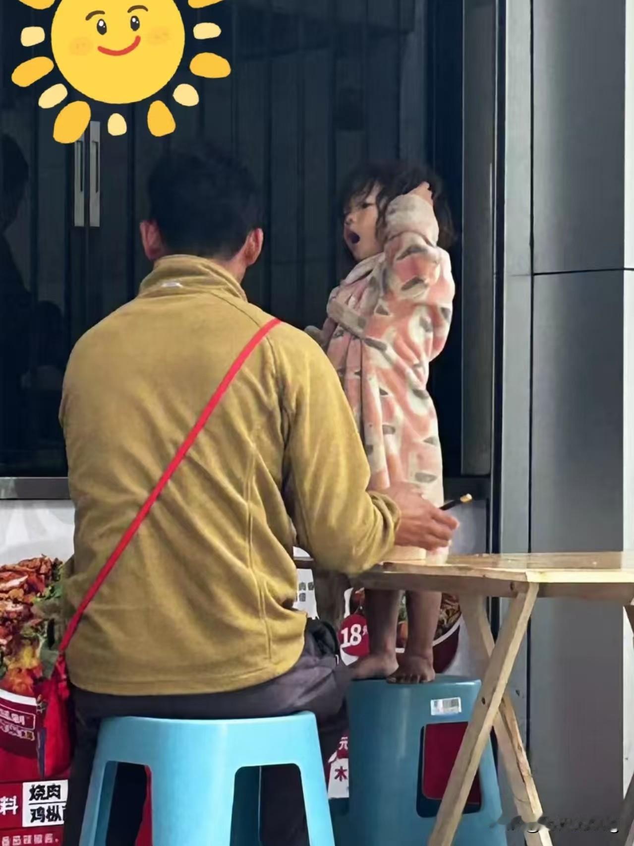 野人小孩去年还是正常的，有网友在去年的时候拍到他们一家人外出的照片，从画面中可以