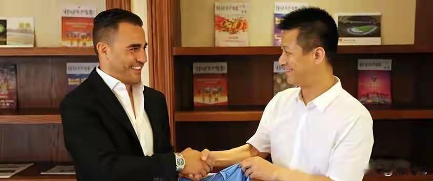 他烧30亿买帕托冲超，俱乐部一夜解散。
足协新规：今年中超只能花12亿。
金元足