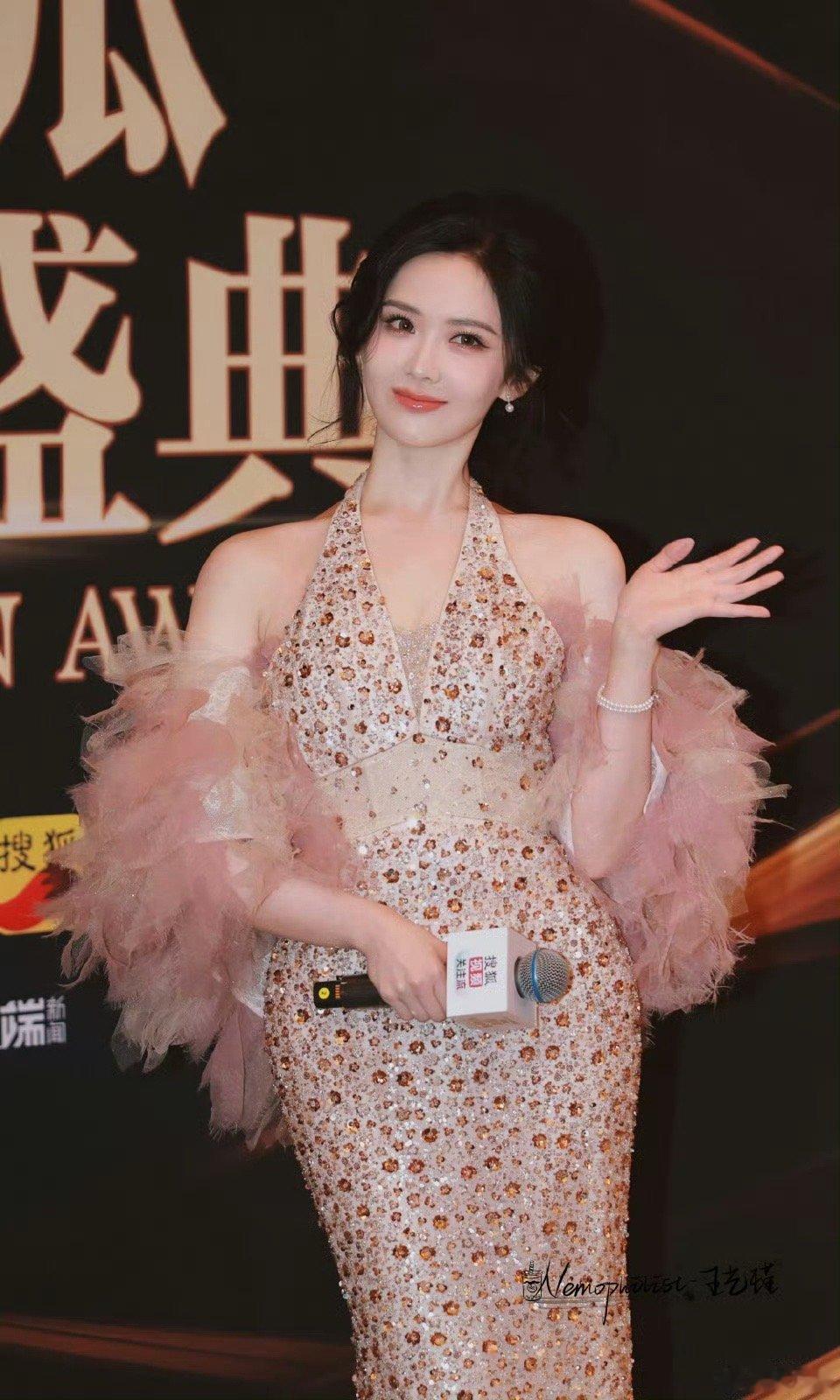 王艺瑾首谈转型原因 谁能拒绝这么真诚的王艺瑾啊！首谈转型原因提到两个初心都不放弃