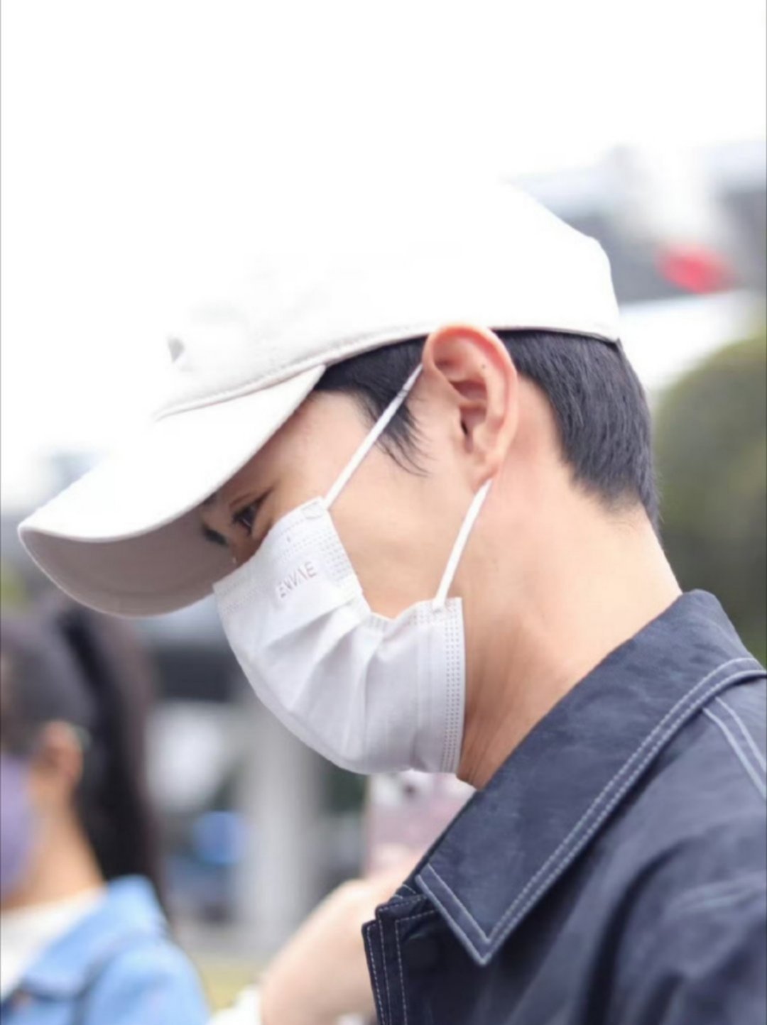 曹骏机场给粉丝送凤梨酥厦门特产凤梨酥给接机粉丝，被粉丝小孩喊“舅舅”，互动亲切无