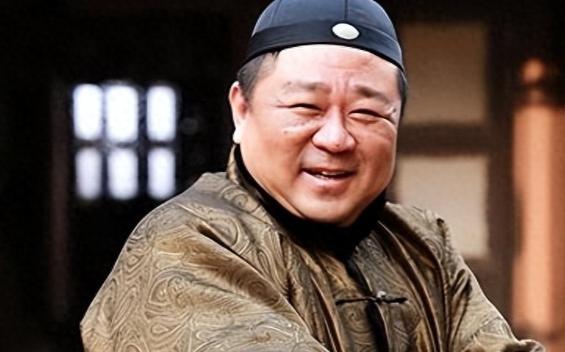 演员梁冠华直言：这辈子最正确的决定，就是娶了倒追我的导演妻子。他是《神探狄仁杰》