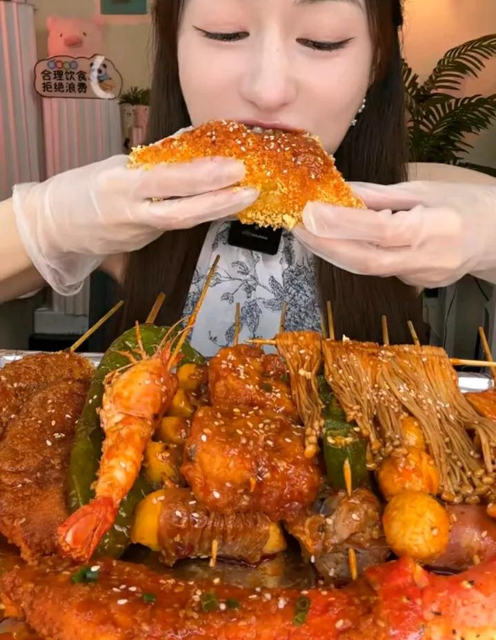 美食佳肴色香味，美人笑语乐无边。#美食的魅力何在# #美美哒去吃大餐# #美食佳