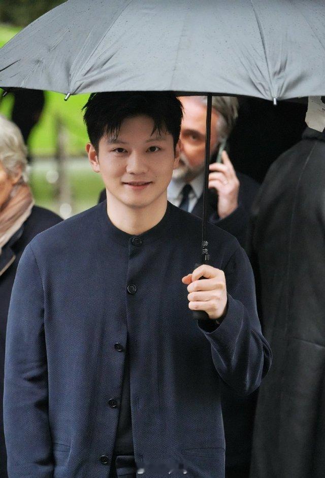 樊振东被夸一点也不胖啊 不止是在赛场，在哪都在闪闪发光的樊振东 