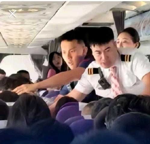 太不要脸了，平时你们在地上吵架。在家里吵架也就算了，两名乘客还跑到几万里高空去打