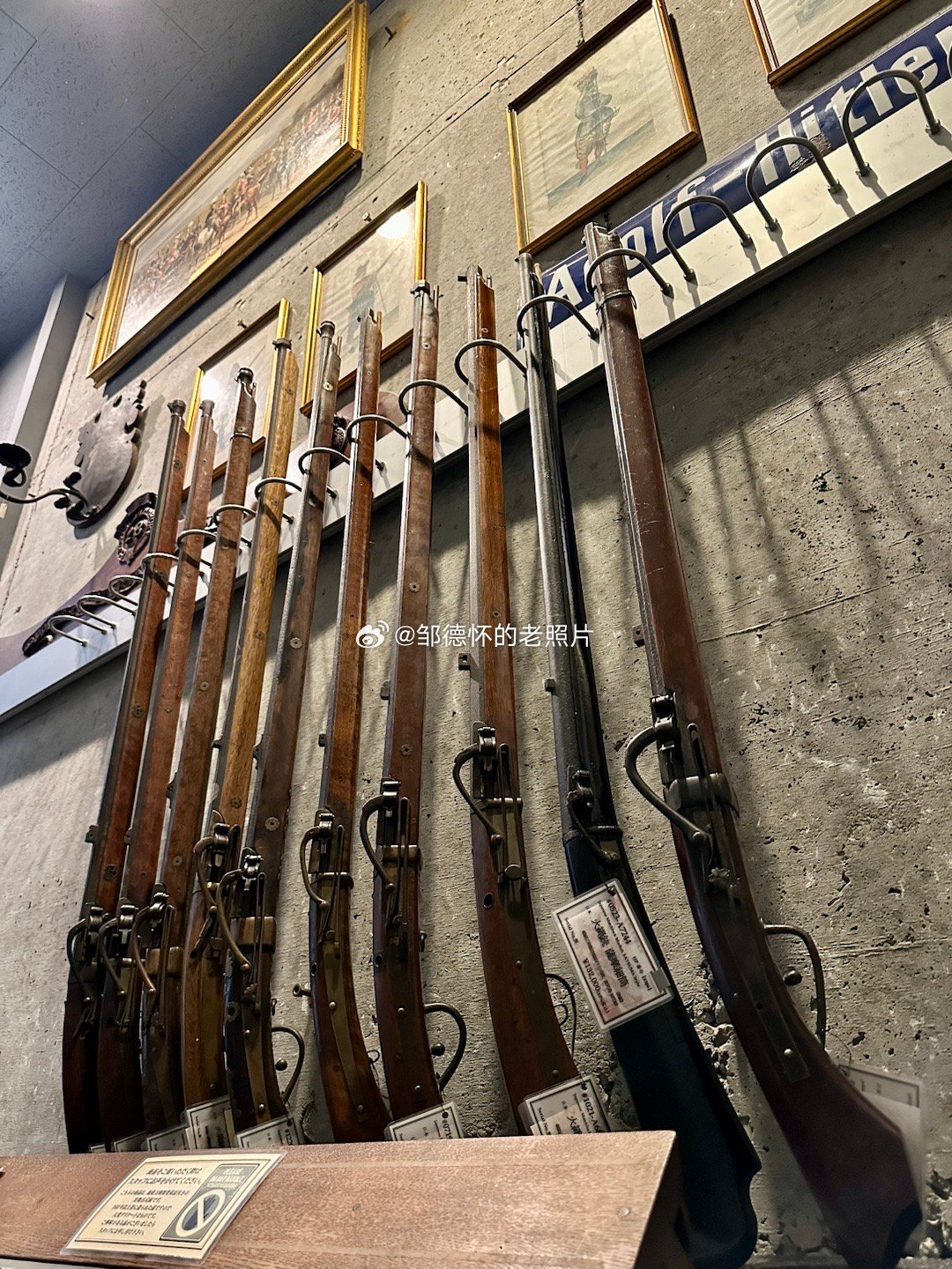 山口兄一大早带我来到东京最武德充沛的店铺之一，琳琅满目的枪械，从早期火铳到近现代
