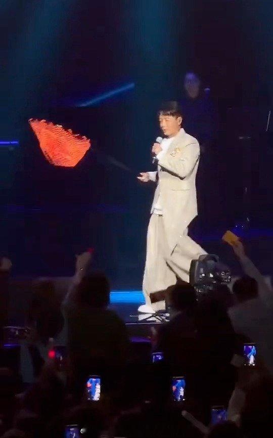 李克勤演唱会用捞网收红包哈哈哈哈克勤大哥这波操作也太接地气了！别人演唱会收花收礼