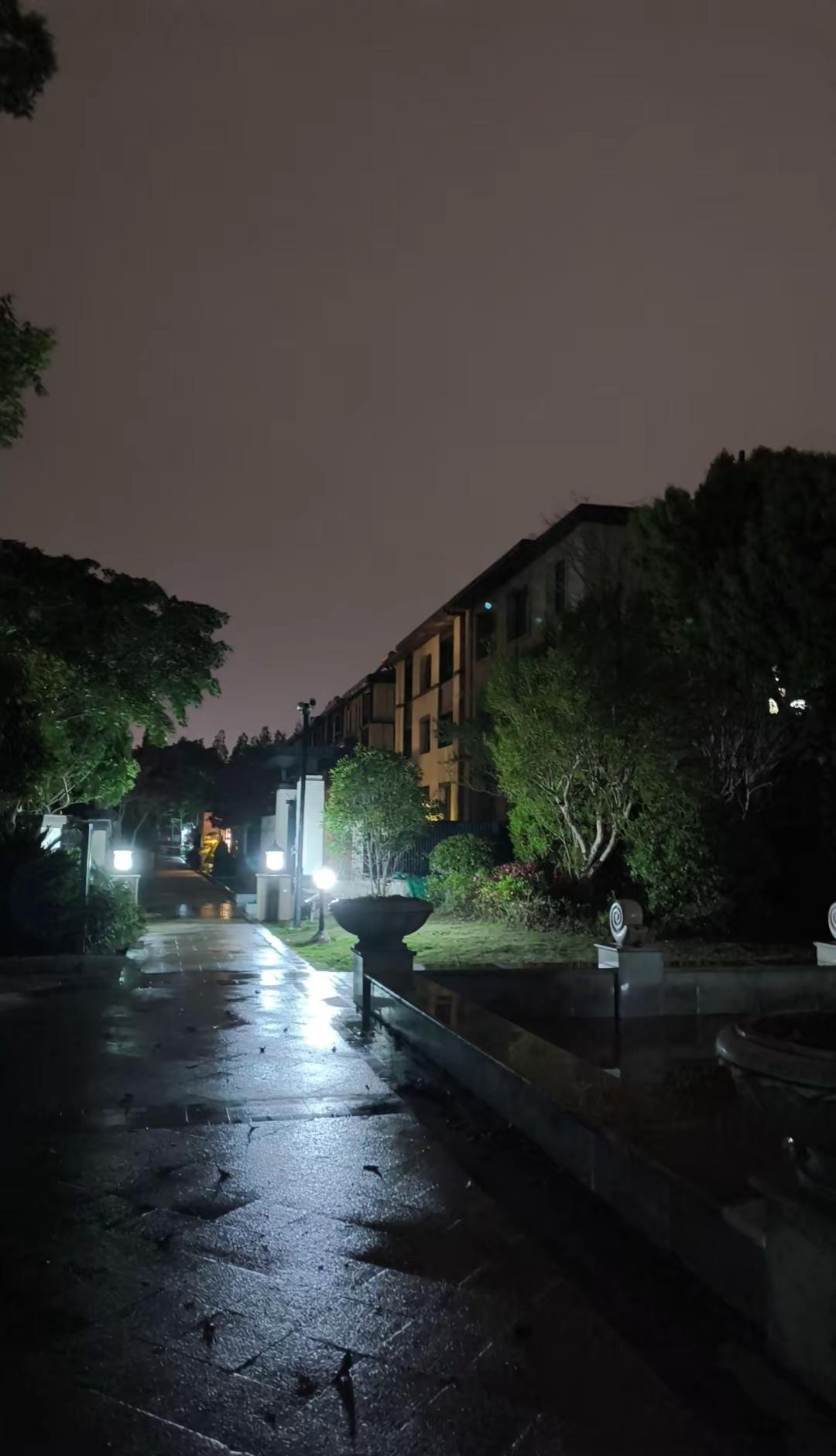 一直都是阴雨天，湿冷湿冷的