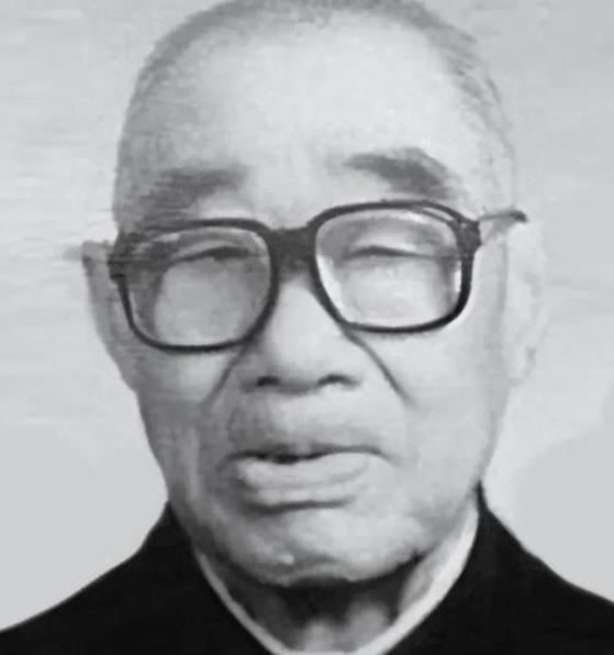 1949年秋天，青海湟中县的一场群众大会刚散场，一个穿着破烂蒙古袍的男人冲到县委