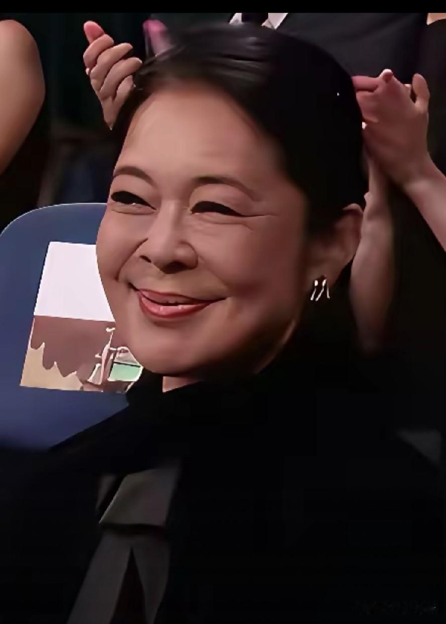 没啥事儿千万别啥都往脸上倒饬，弄来弄去就弄坏了。
人老了，女人们都喜欢往脸上打点