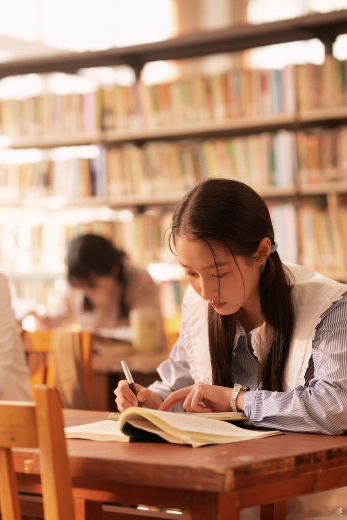 #关晓彤娃娃领连衣裙#关晓彤娃娃领连衣裙，学生双马尾好有校园气息，乖乖女造型又甜