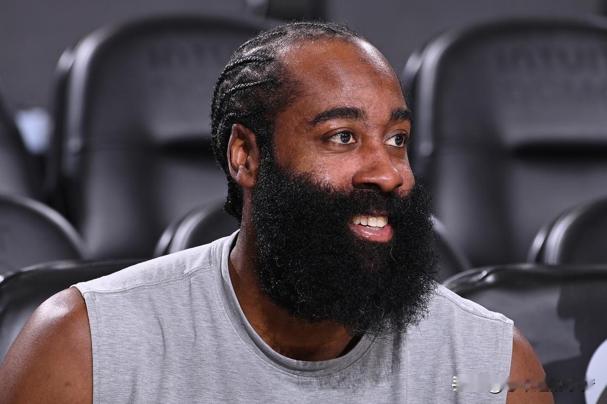 这个事情有点蹊跷啊，
哈登刚申请交易不到一天，
快船就和骑士快速达成了交易，快船