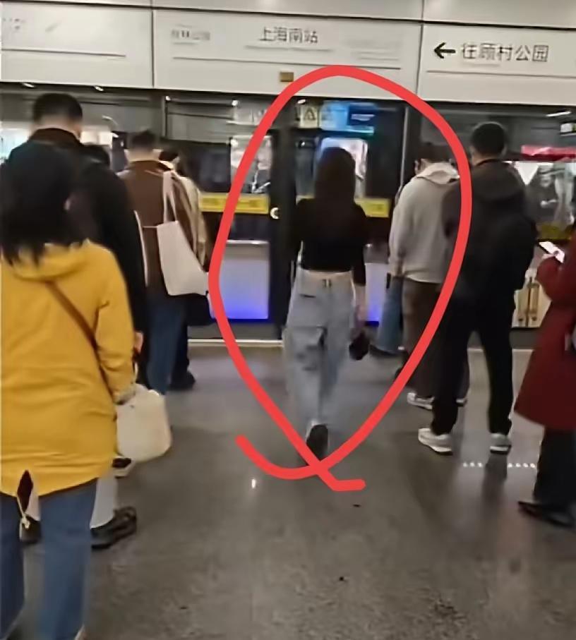 上海南站早高峰出“钉子户”，8点28分准时插队，这操作真把人看火大！每天准点蹲在