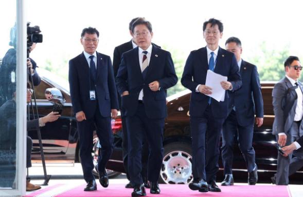 美韩联合军演被美方单方面压缩时长，双边同盟矛盾进一步凸显。8 月 19 日王毅开