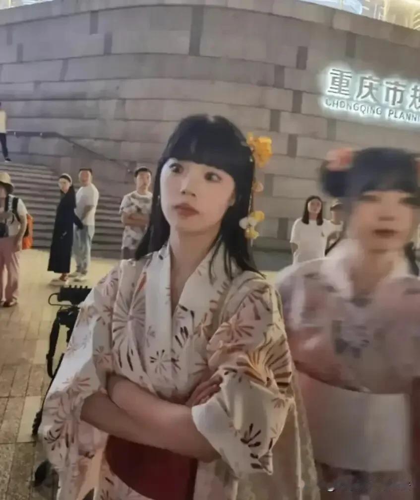 我不认为她们喜欢和服，重庆两女子身穿和服跳日本舞蹈，我个人认为她俩就是奔着炒作去