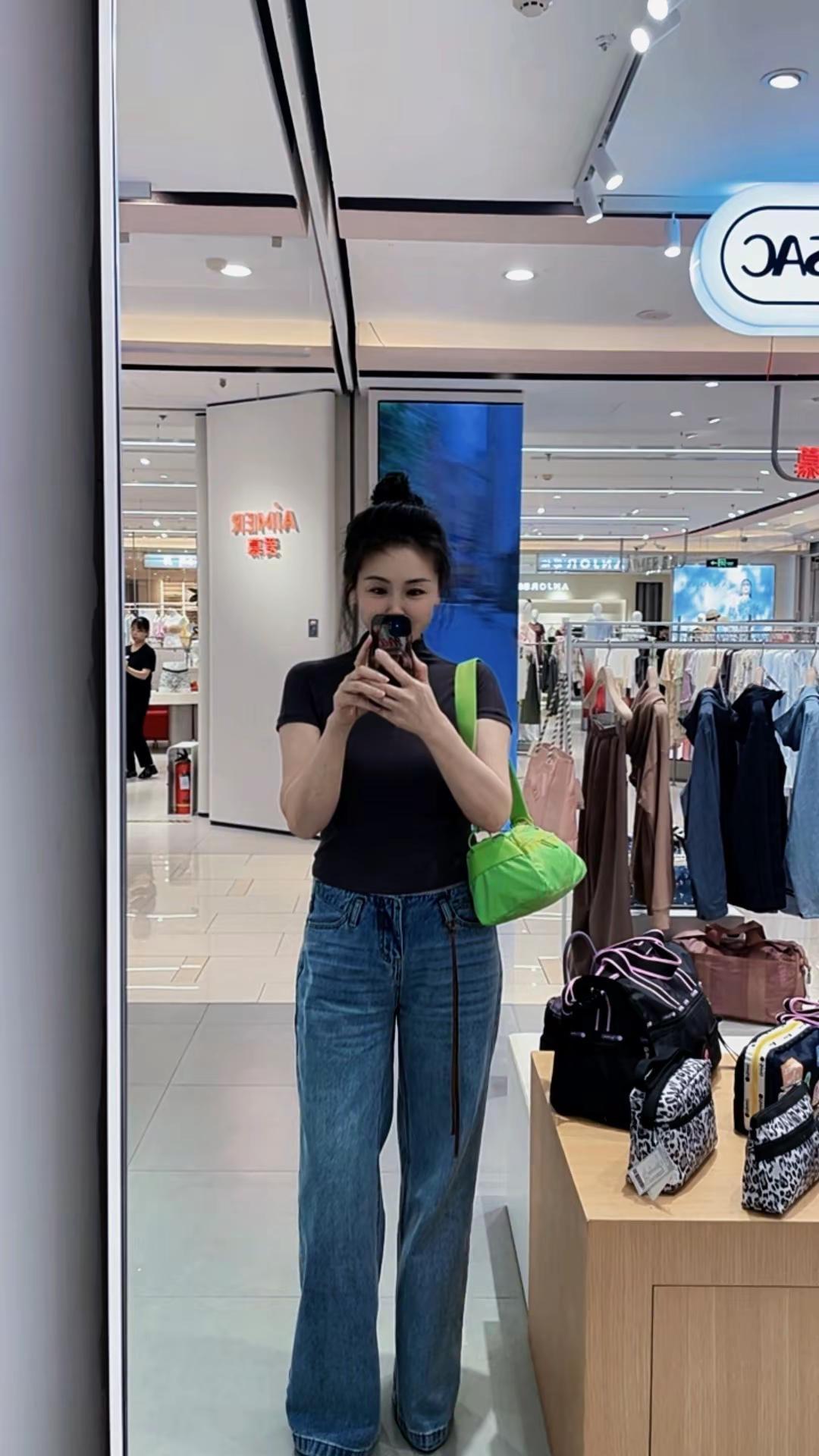 一个周四的午后，40+的王女士，在A公子满屏绿的情况下，来到了商场，在乐播诗柜台