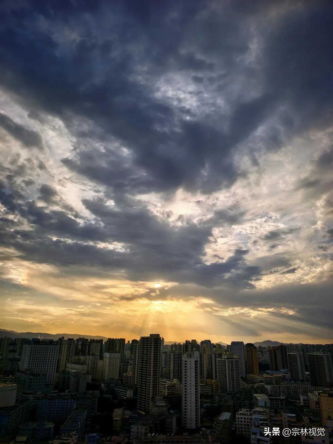 晚露飞舞，梦幻金城。暮色漫过兰山轮廓，流云在天际肆意舒展。白日喧嚣慢慢沉淀，金城
