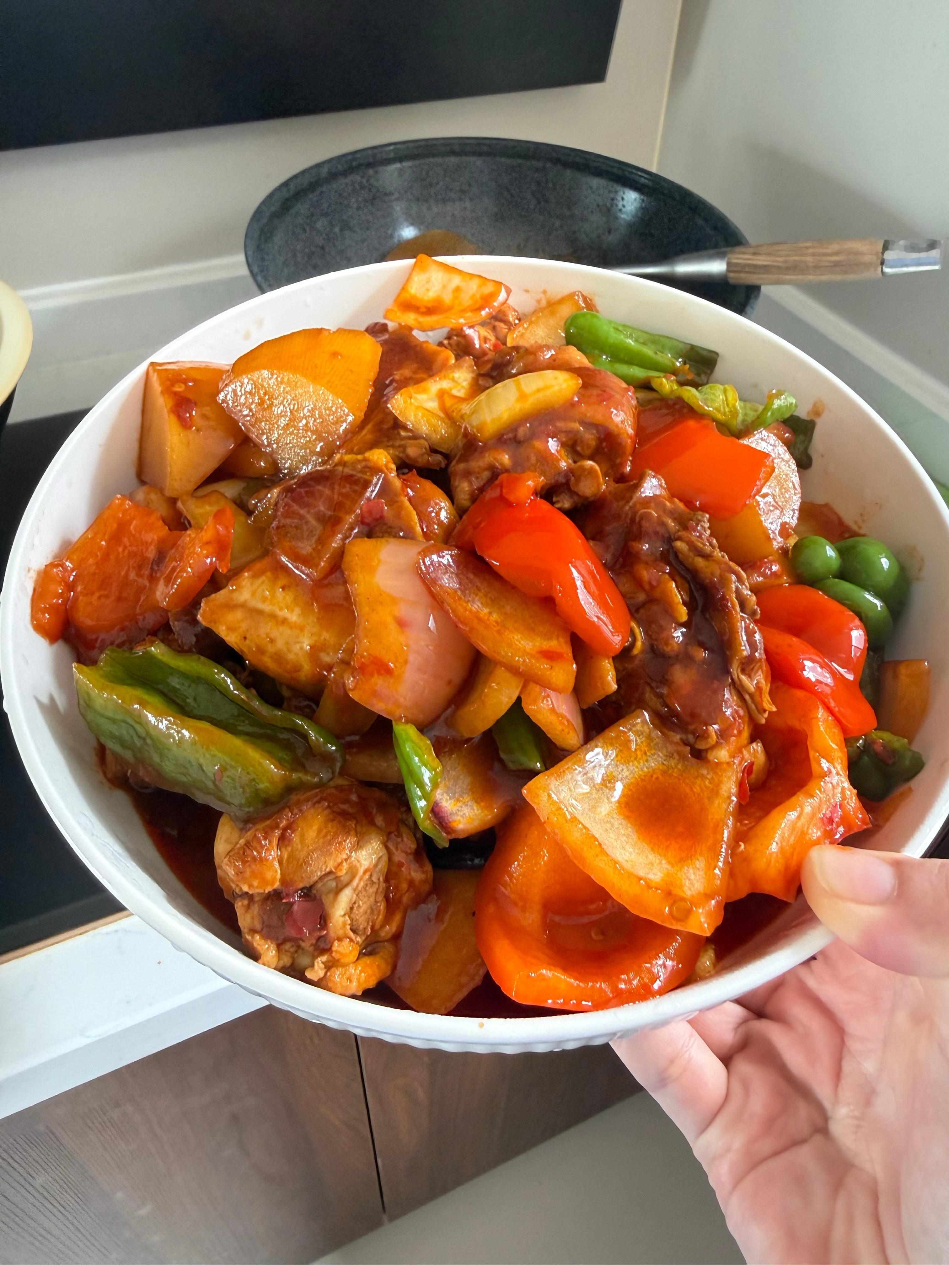 开饭开饭～今天中午吃大盘鸡给妹妹单独炒了番茄土豆丁肉沫都给我吃，长得壮壮的小婉家