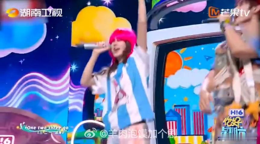 赵昭仪颜安杀马特造型唱家有儿女赵昭仪火龙果荧光色假发你好星期六笑到停不下来！赵昭