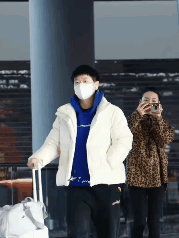 单手插兜
帅呆了
酷毙了
简直没法比喻了

拿什么比喻你呢
我的小莎
我只想一遍