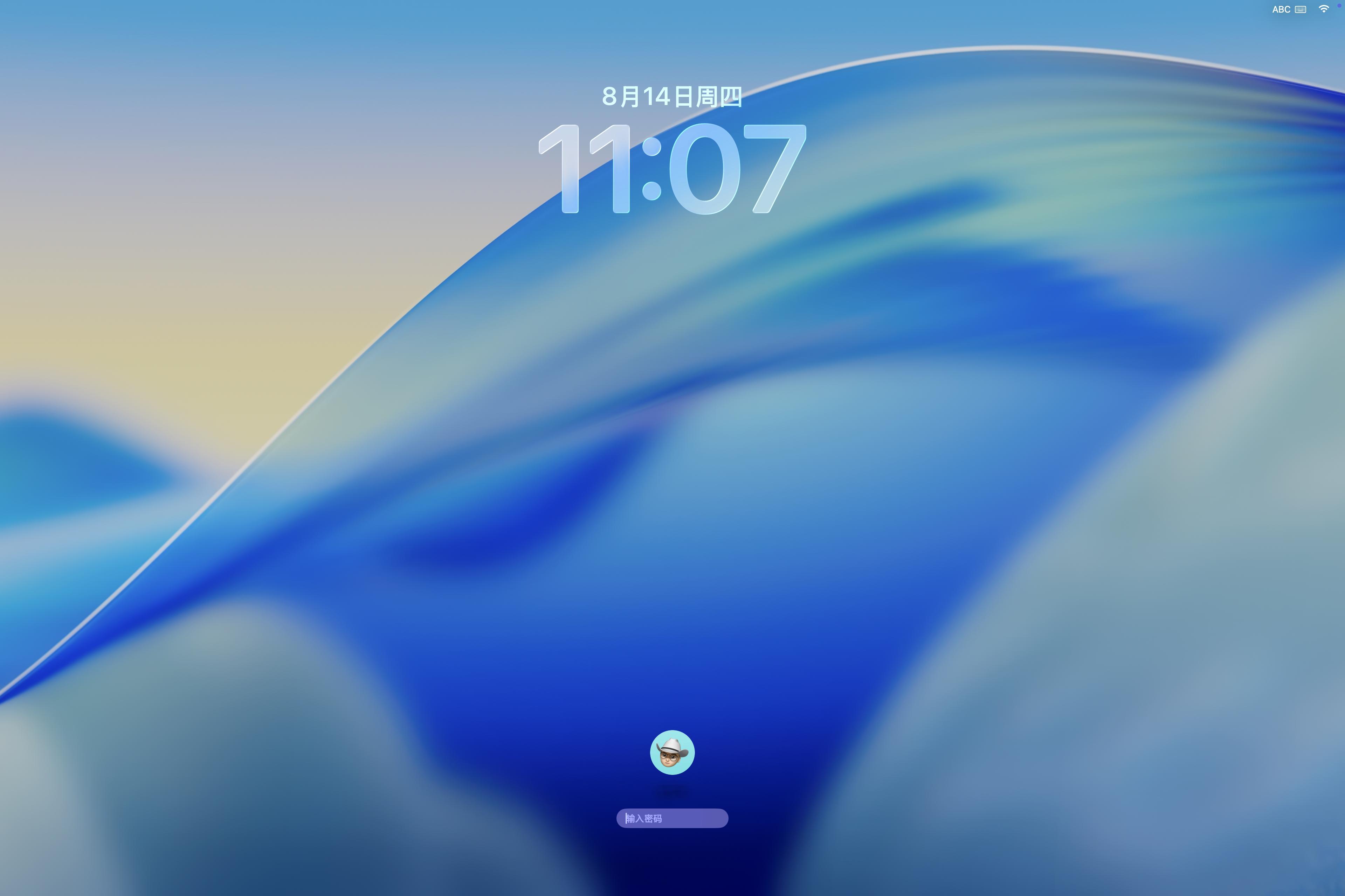 升了苹果macOS Tahoe 26，毛玻璃适应中，打字界面好看，默认给桌面加小