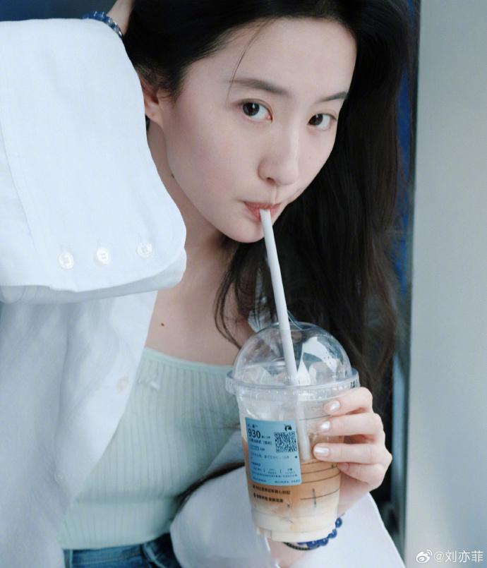 刘亦菲晒素颜喝咖啡随拍，状态太美啦！