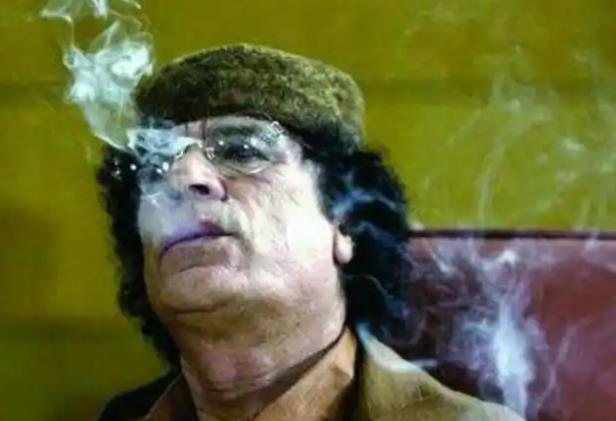 2004年第16届阿盟峰会现场，各国首脑齐聚，场面庄重。利比亚领导人卡扎菲却当众