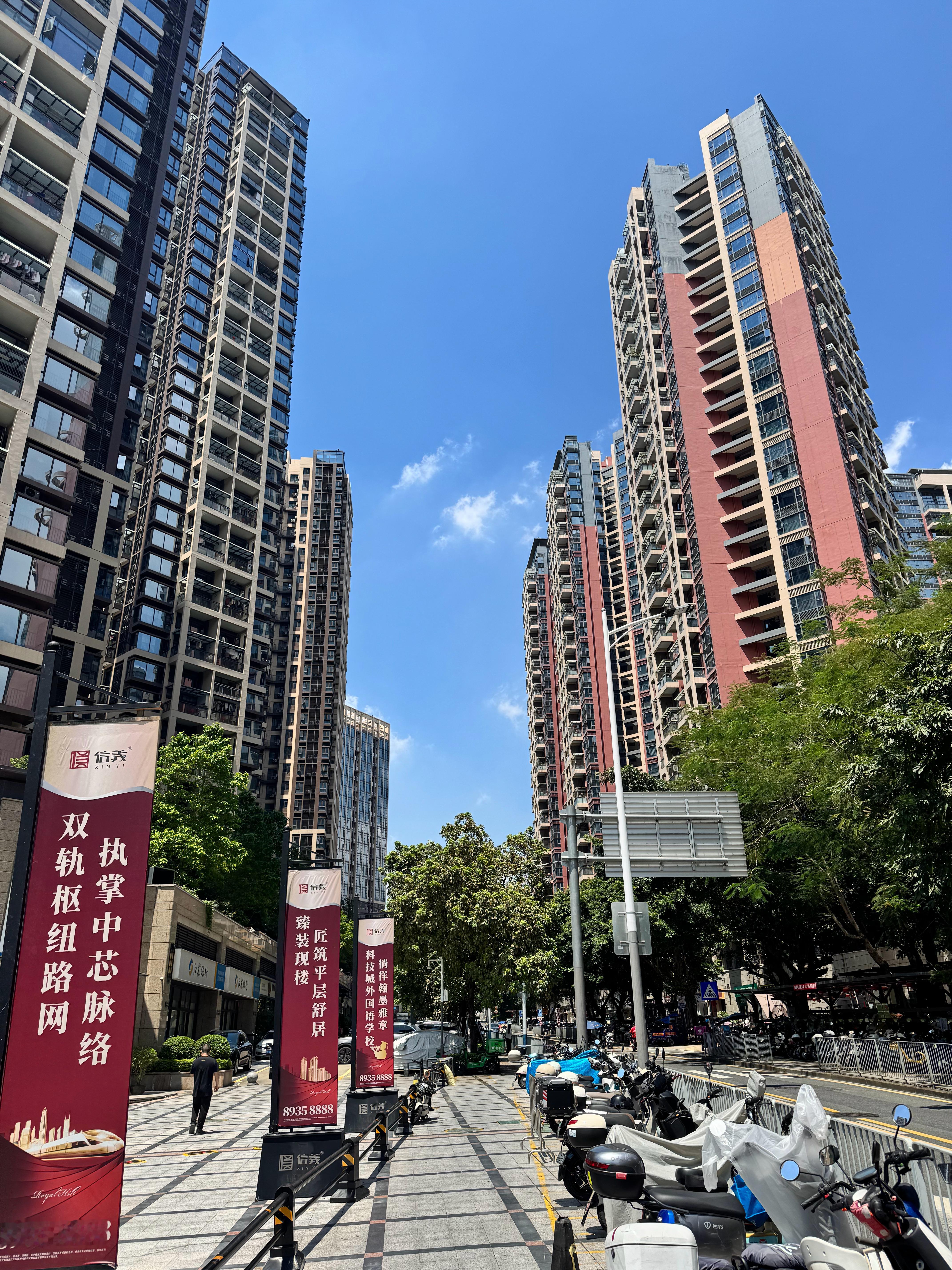 能在这么热的天，陪你出去逛街的，都是过命的交情。 ​​​
