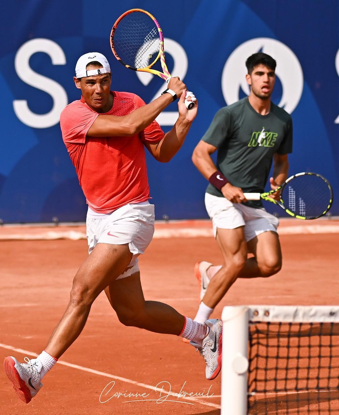 纳达尔和阿尔卡拉斯终于搭档进行双打练习啦，合体训练的美图还是得看摄影师Corin