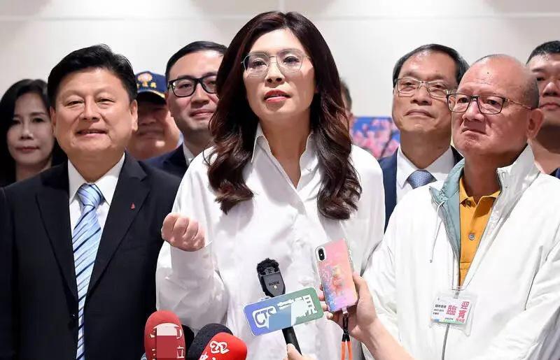 否决8千亿军购！郑丽文、傅崐萁游说蓝委支持3800亿+N

据报道，国民党团今天