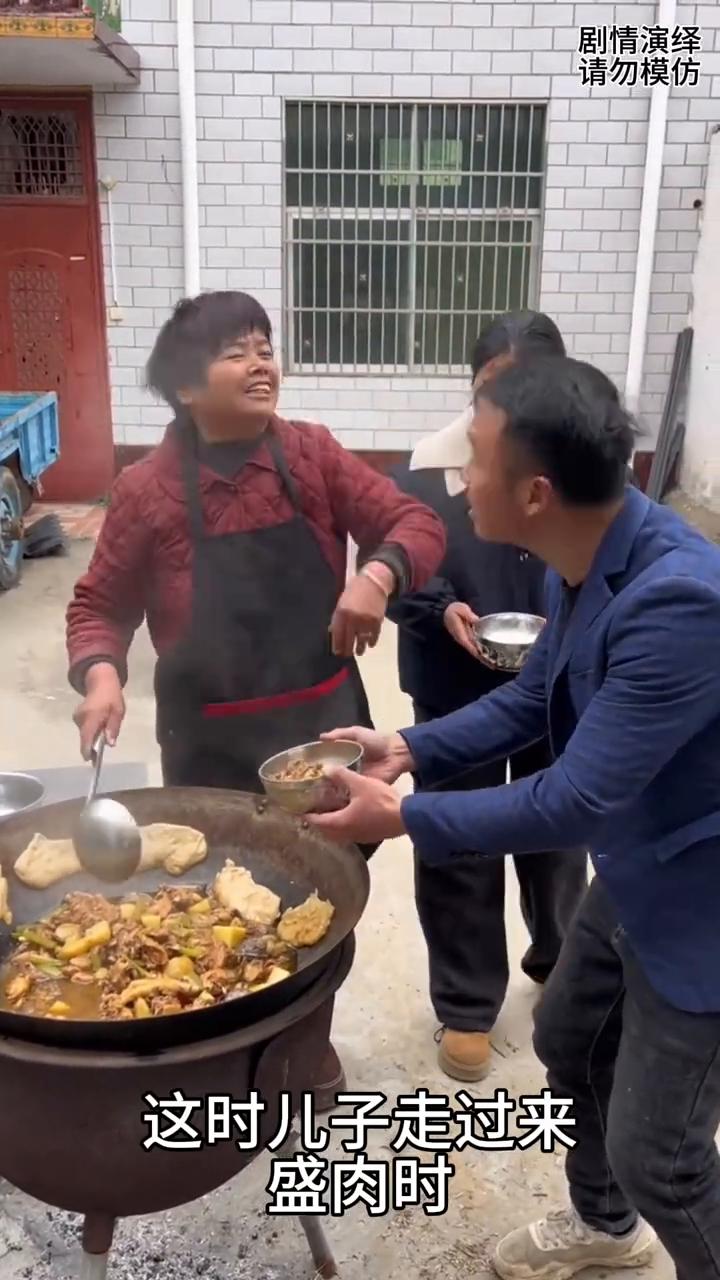 儿媳妇、儿子、婆婆给儿子用碗盛肉，谁知她给儿媳妇用盆盛肉。
婆婆做好了一锅炒鸡，