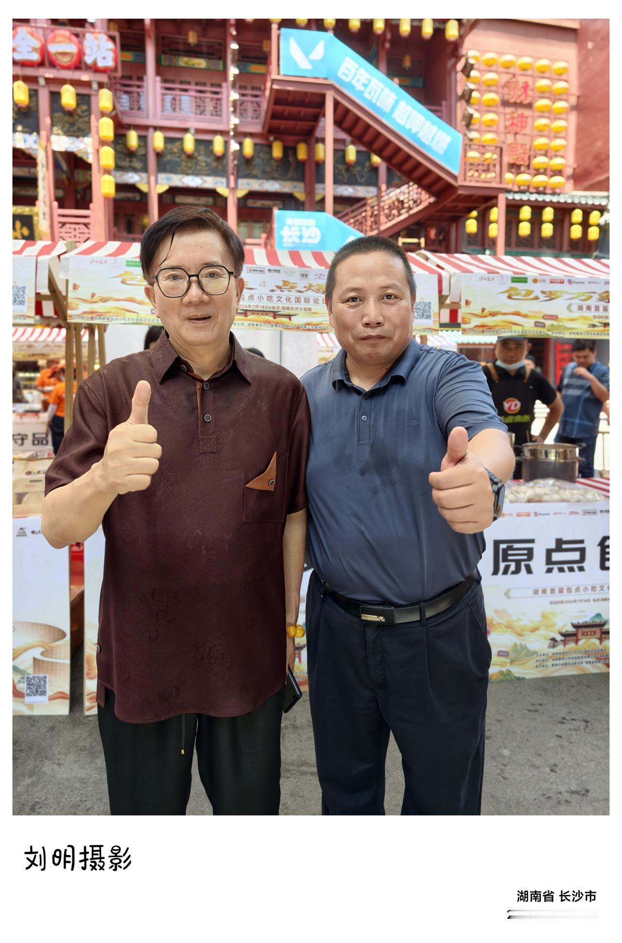 今天长沙蓝天白云，碧空如洗，只是气温直逼38摄氏度，室外暑气蒸腾。一个字，热；两