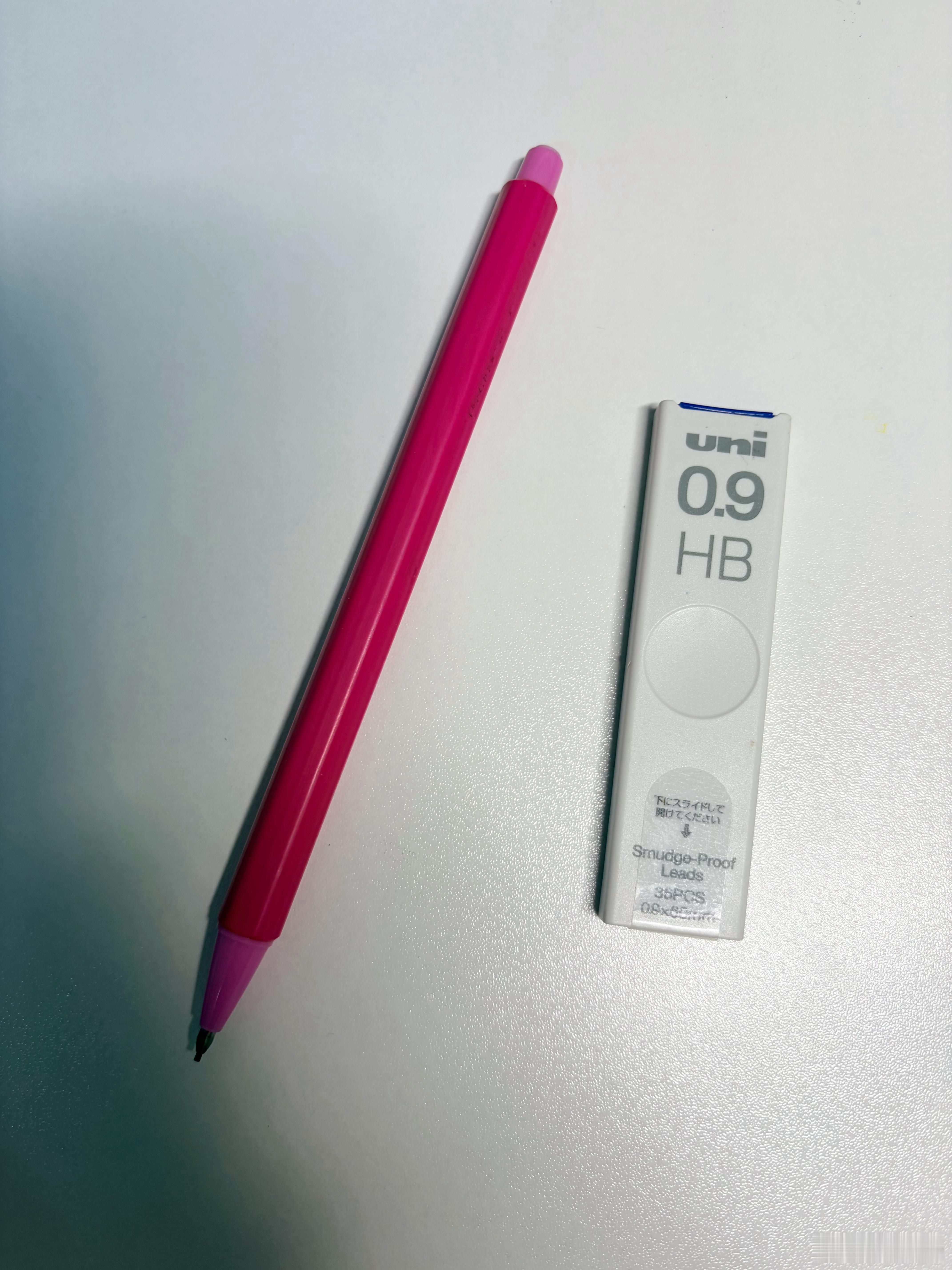 可儿两岁时我买的自动笔，现在三年级终于用上了。0.9的非常适合从铅笔刚转自动笔的