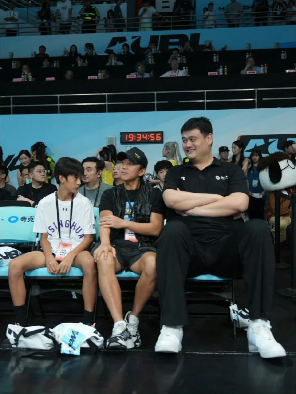 等等、邓超、姚明同框看球赛，越来越帅啦! 