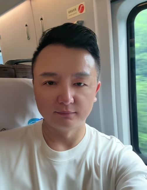九哥今天早晨从扬州出发去北京录制新歌了，预祝九哥顺顺利利，圆满成功，新歌大火。