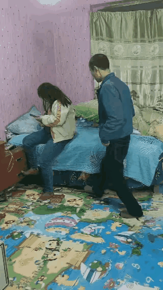 《电话里藏了秘密》

这女人的电话里，一定藏着不可告人的秘密。
她害怕自己的丈夫