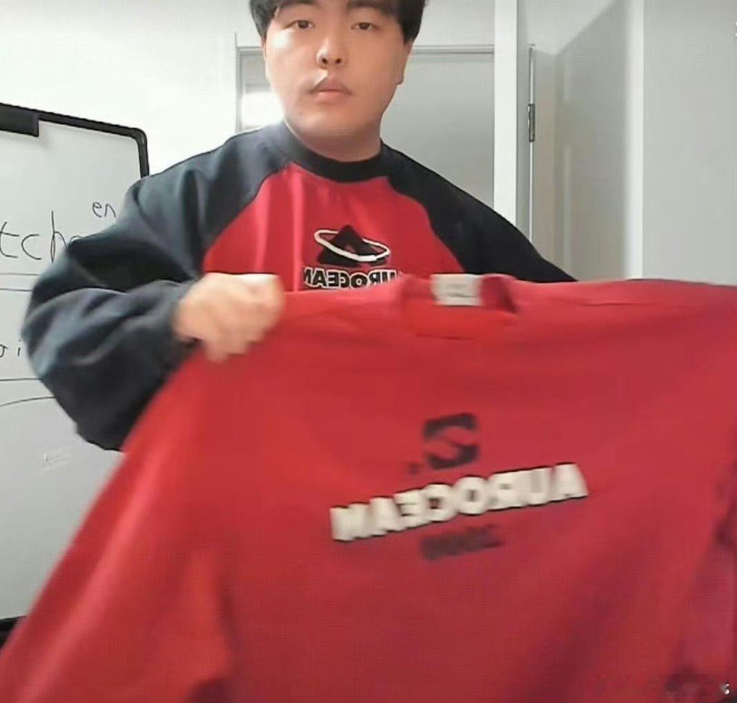 桃黑黑 抽象桃黑黑自带满满的抽象氛围感，一举一动充满独特趣味，画风清奇极具个人特